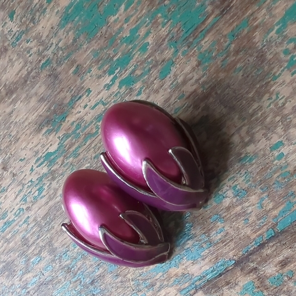Vintage Magenta Pink Faux Pearl and Purple Enamel Clip-On Earrings - Picture 4 of 9